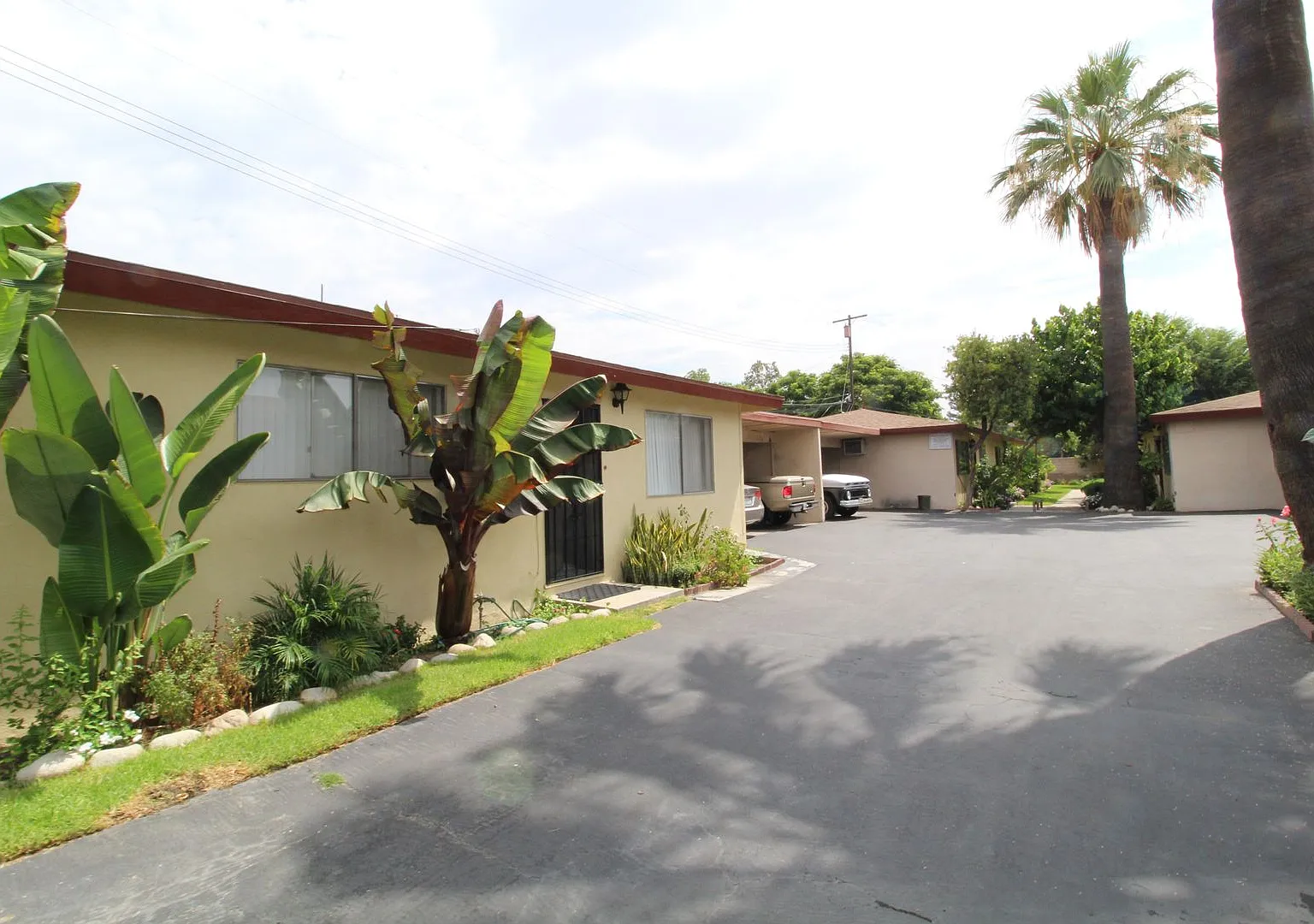 Oaks Ave Apartments (829-831) — Photo 3