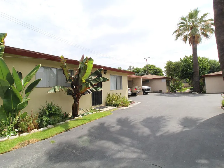 829 & 831 S Oaks Ave — Photo 3