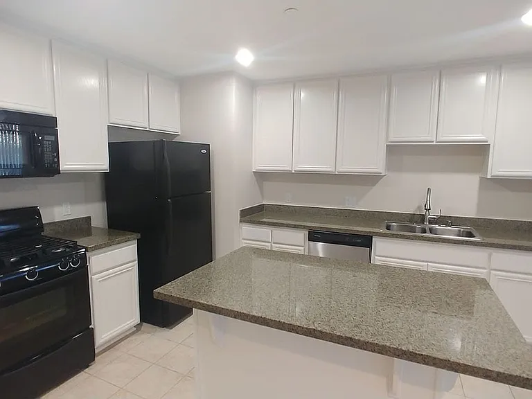 Almeria Townhomes — Photo 34