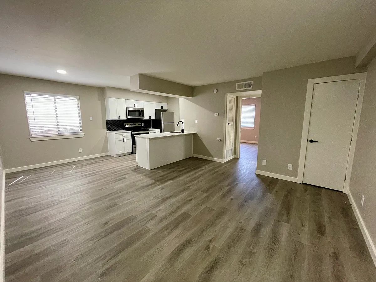 Building Photo - 305 W 39th 1/2 St #1-203