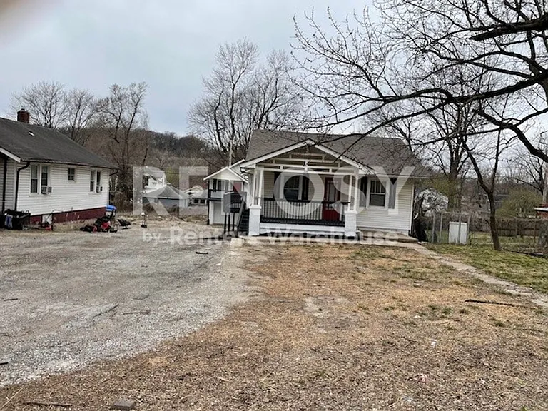 576 S Oxford Ave — Photo 1