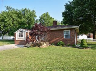 606 E Main St, Staunton, IL 62088