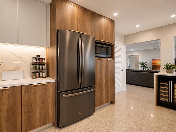 5th image of 431 SE 5th Avenue