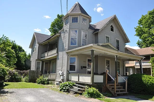 312 Lormore St photo 1