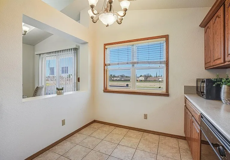 1561 Spring Ct — Photo 18