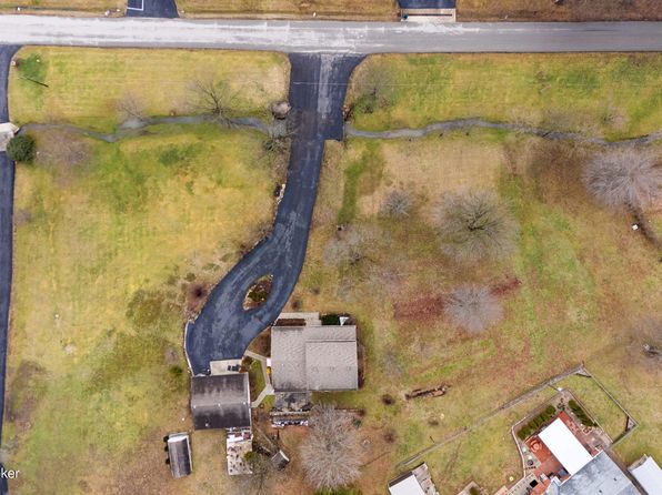 200 Castlerock Dr, Shepherdsville, KY 40165