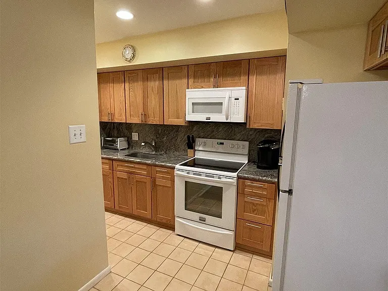 21 Monroe Ave #B11 — Photo 10