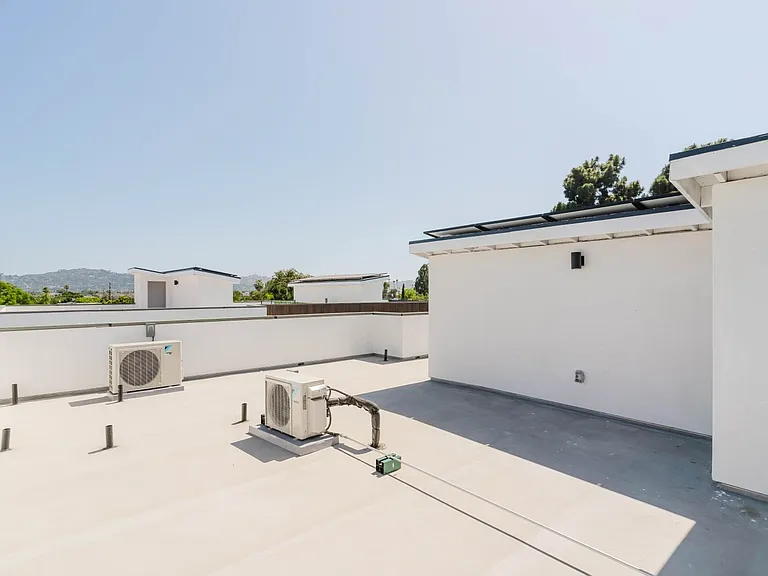 5654 1/2 Cartwright Ave — Photo 40