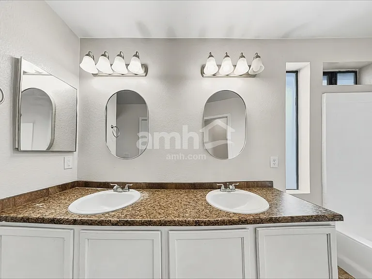 2015 E Daley Ln — Photo 10