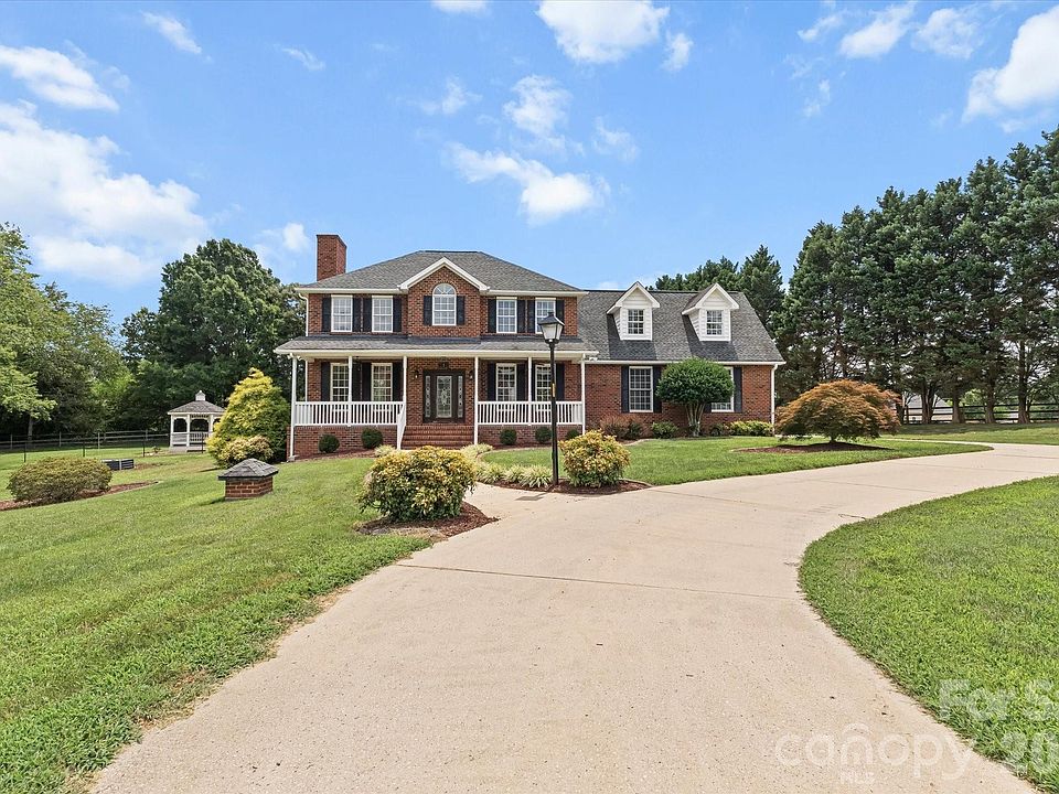 1st image of 136 Summerchase Ln