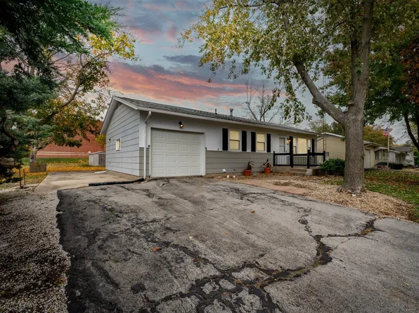 608 Meadow Ln, Le Roy, IL 61752