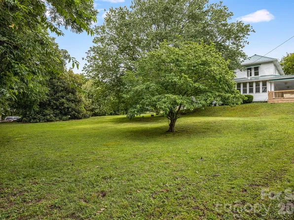 82 Hill St, Hot Springs, NC 28743