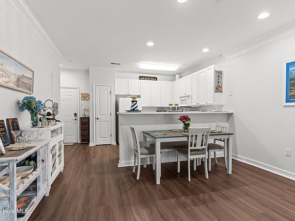 5th image of 235 Woodlands Way Unit 9