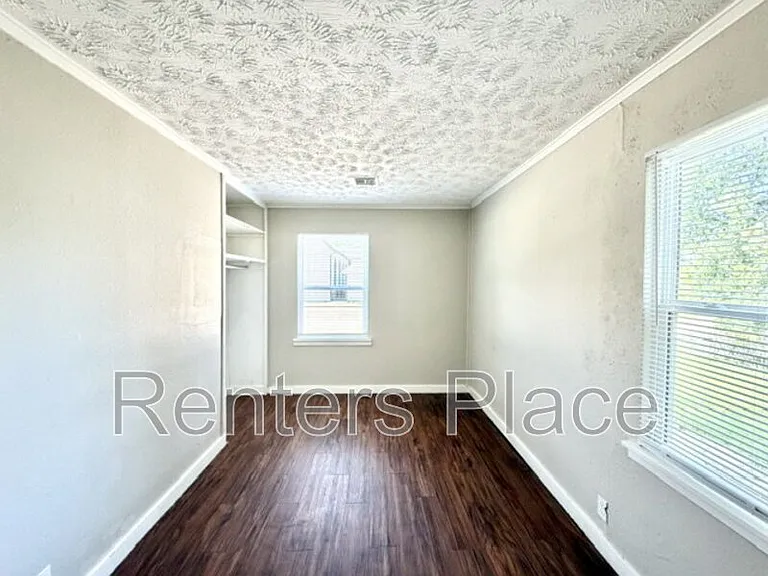 200 E 6th St — Photo 9