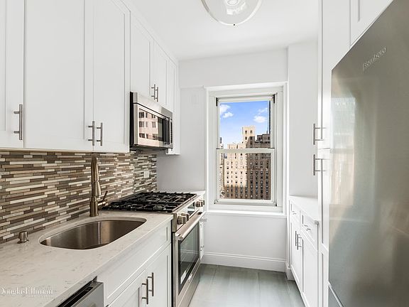3rd image of 159 W 53rd St APT 25G
