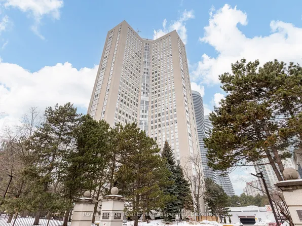 3650 Kaneff Cres #1006, Mississauga, ON L5A 4A1