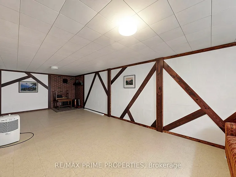 33 Irvington Cres — Photo 26