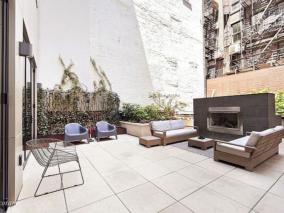 4th image of 10 Bond St #Townhouse 1
