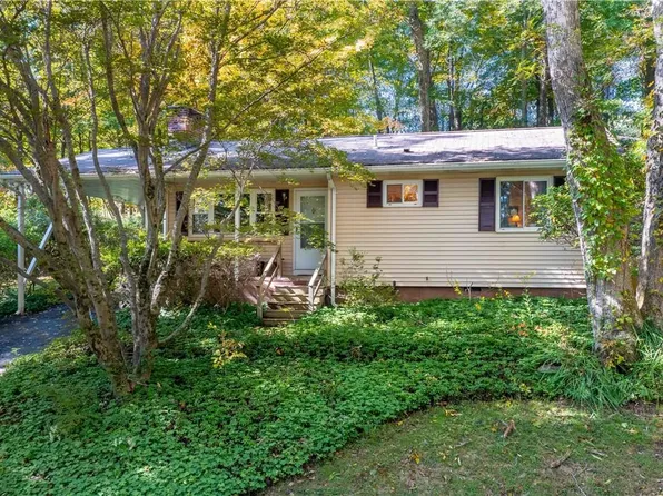 9 Hickory Lane, Pawling, NY 12564