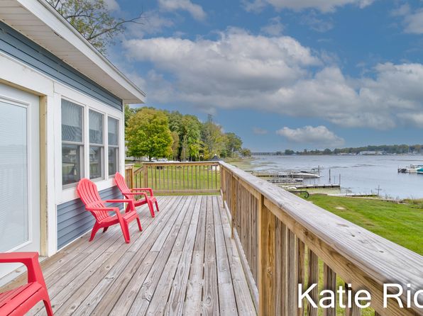 7946 Goodrich St, Montague, MI 49437