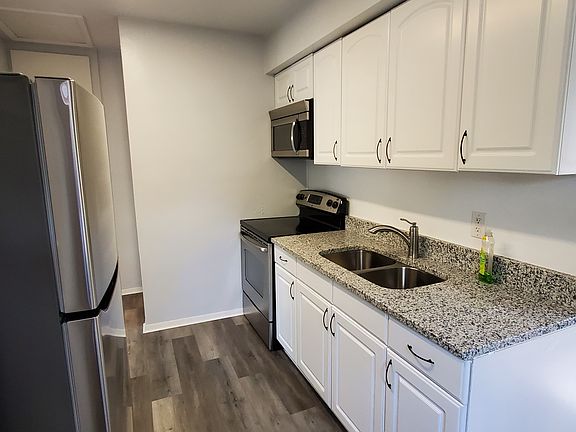 3rd image of 3351 Hillsdale Ave APT B
