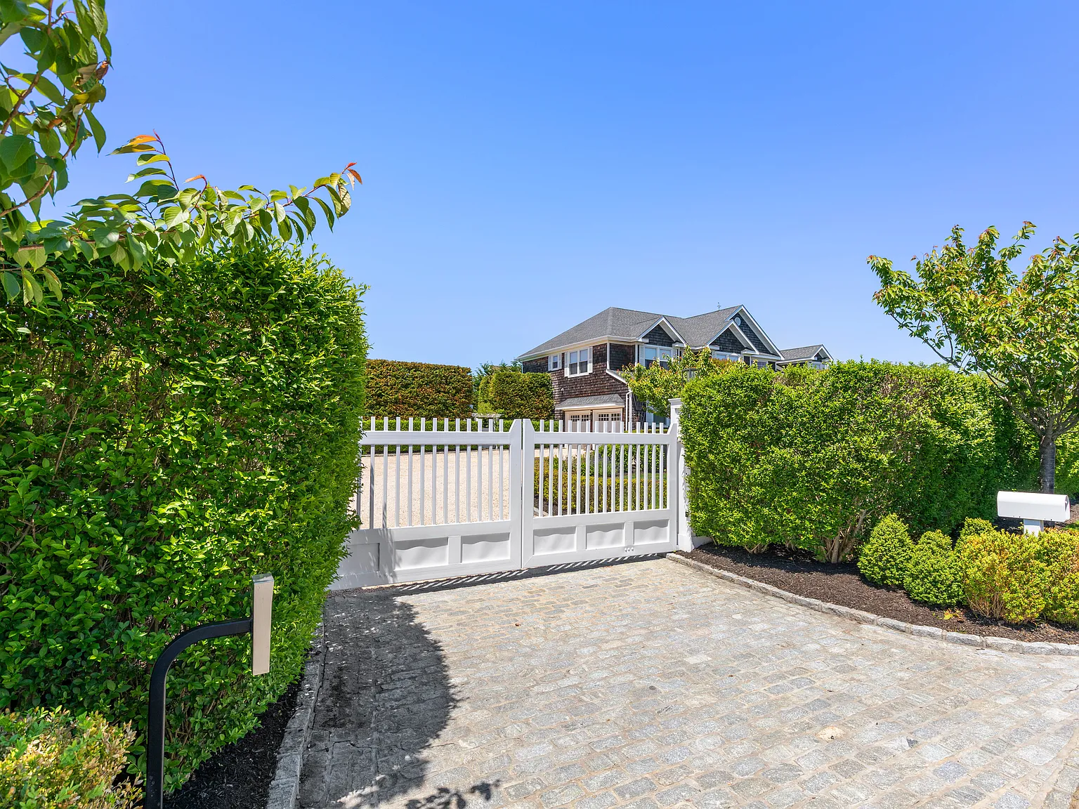 Elegant Gated Estate Just Minutes from Southampton Village — Photo 1