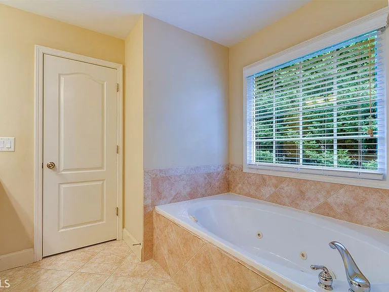11072 Lorin Way — Photo 9