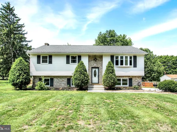 1067 Pine Grove Rd, Hanover, PA 17331