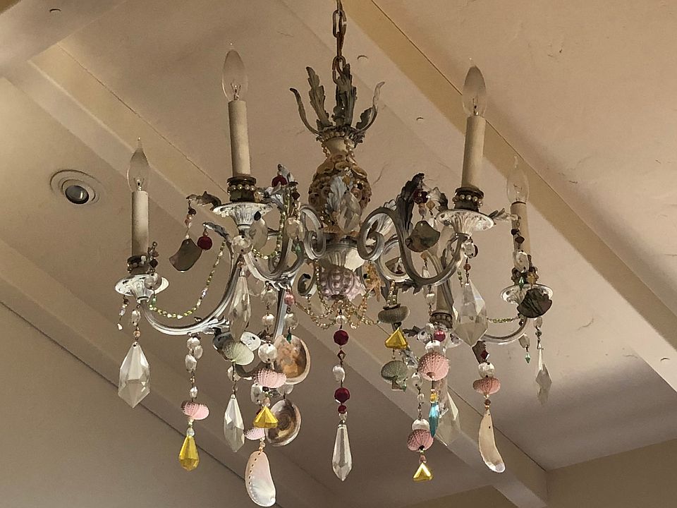 Seashell chandelier in dining room