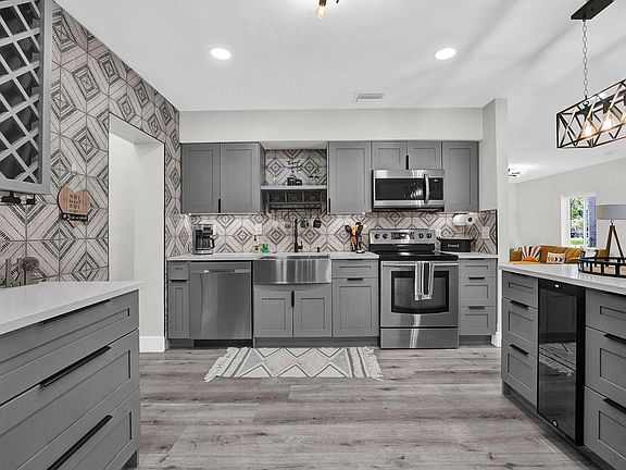 2nd image of 913 SW 22nd Street