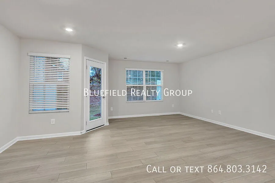 Beautiful craftsman-style 3BR/2.5BA townhome $1600/mo rent — Photo 4