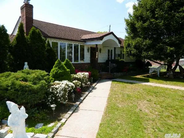 1214 Saxon Ave, Bay Shore, NY 11706