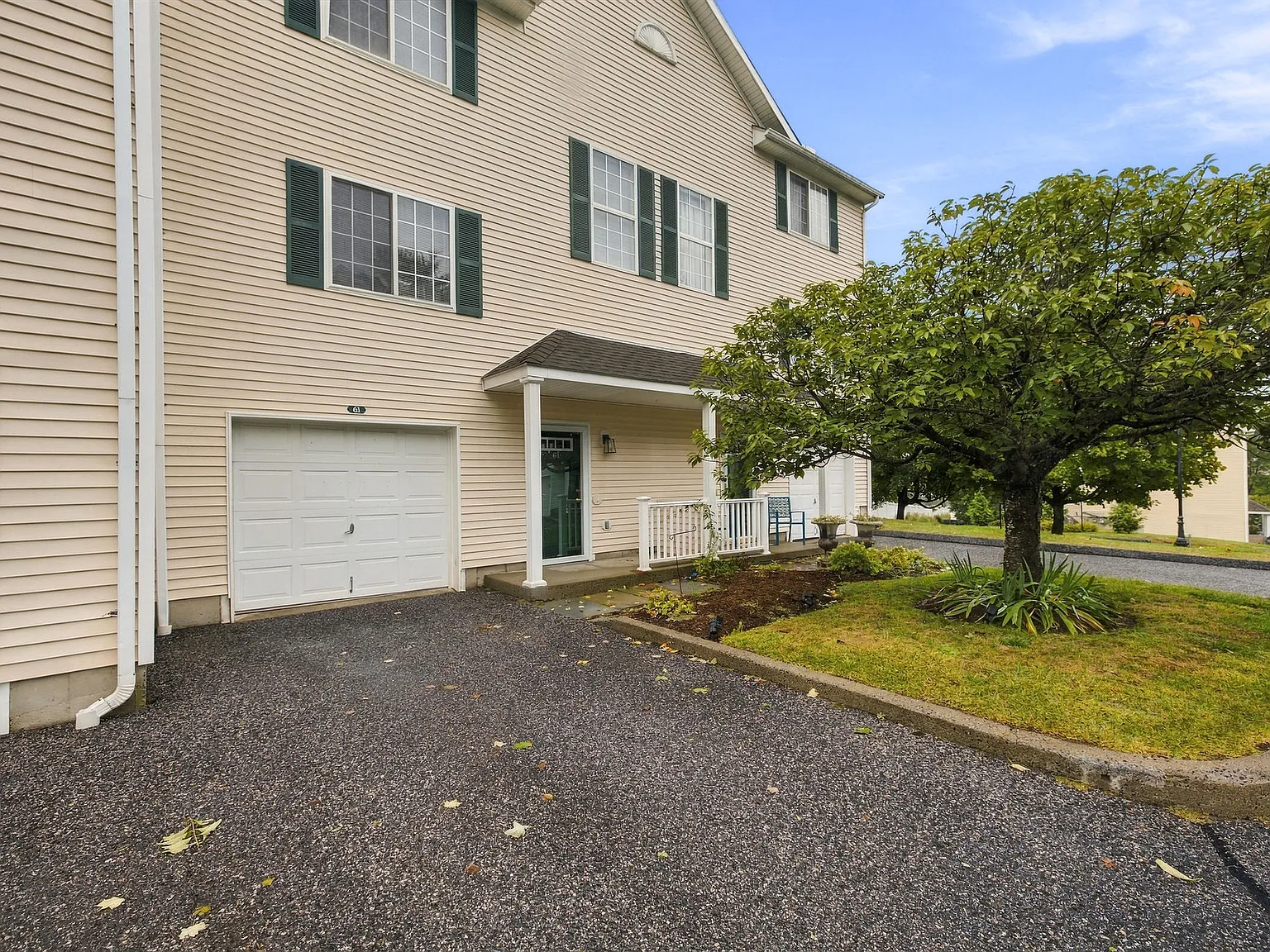 2 bed, 1.5 bath, 1410 sqft, $2,800 — Photo 2
