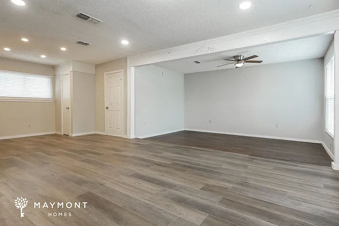 441 NW Jayellen Ave — Photo 3
