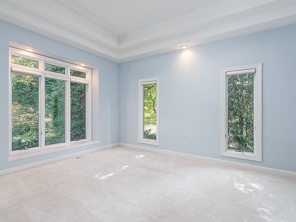 4th image of 2412 Oakfield Dr