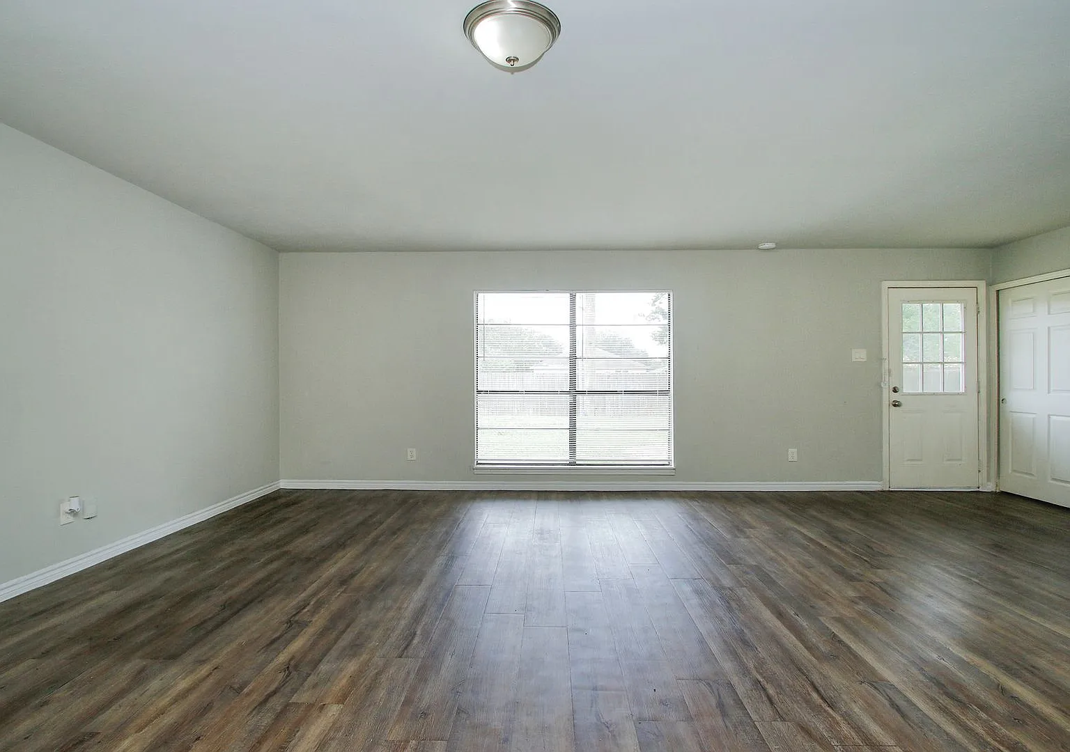 Perfect Size Single-Family Home in Hockley! — Photo 4