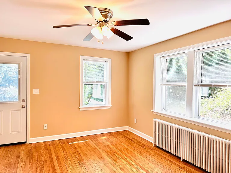 907 Hudson Ave — Photo 5
