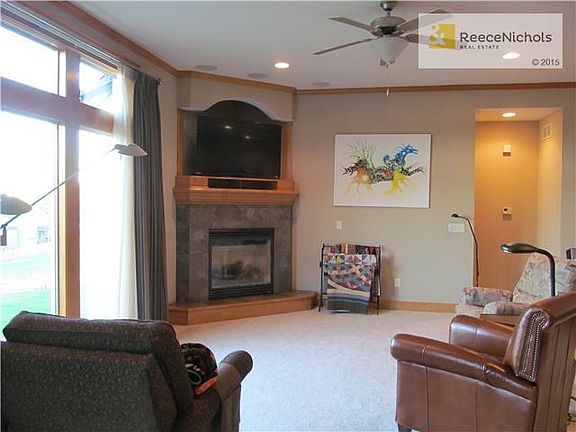 BIG WINDOWS IN GREAT ROOM LET IN LOTS OF LIGHT