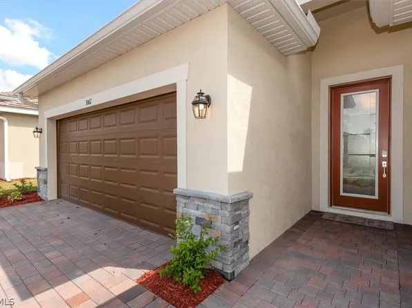 3061 Weston Manor Dr, Alva, FL 33920