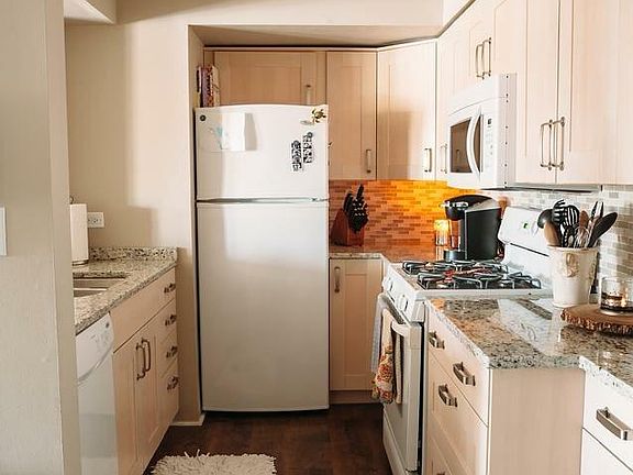 3rd image of 1409 N Sterling Ave Unit 204