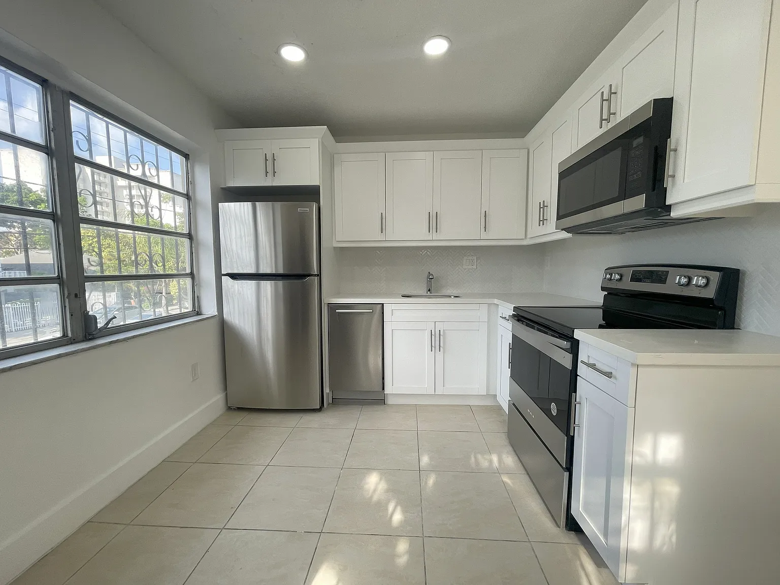 2 bed, 660 sqft, $2,100 — Photo 2