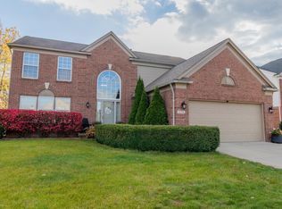 17776 Crescent Lake Pl, Macomb, MI 48042