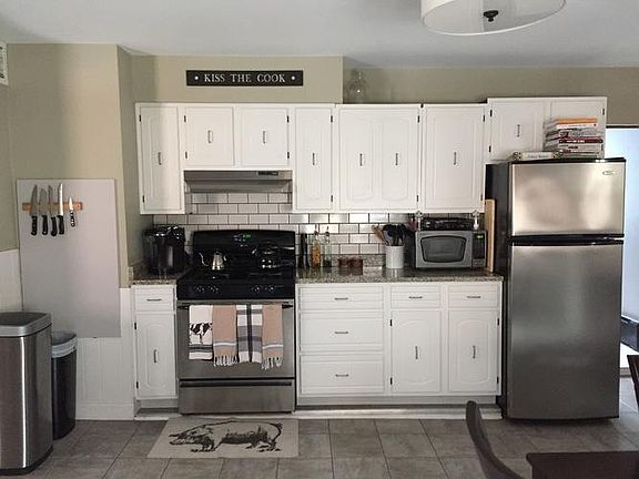 2nd image of 847 N Marshfield Ave #2F