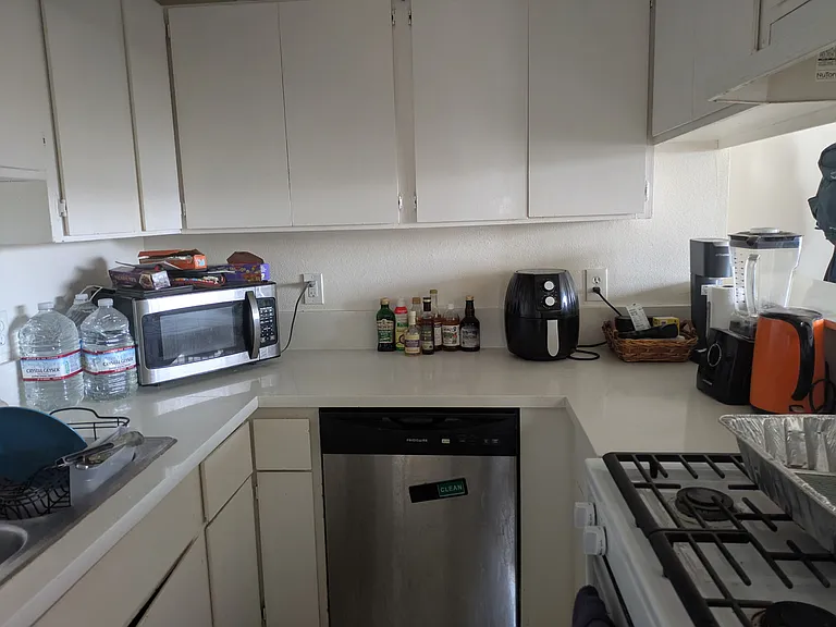 Shared, clean, fully-equipped kitchen