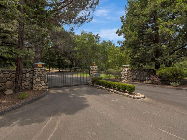17 Sleepy Hollow Dr, Carmel Valley, CA 93924