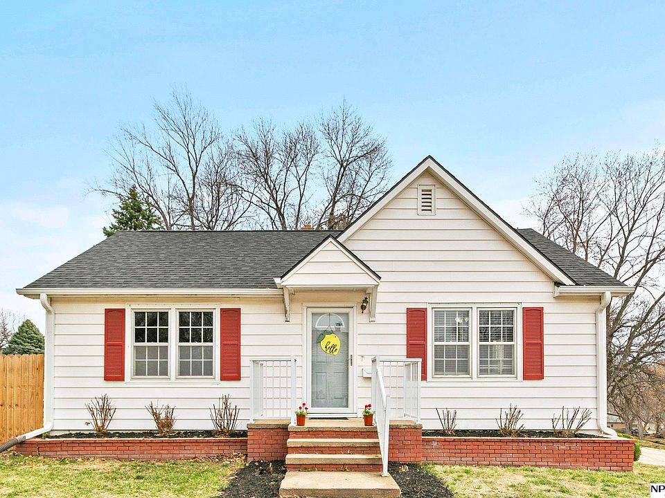 1st image of 401 Hillcrest Dr