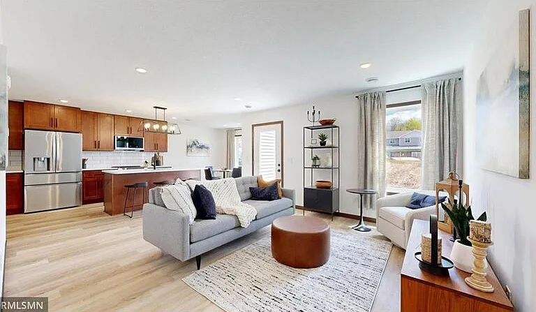 18001 Walnut Cir — Photo 2