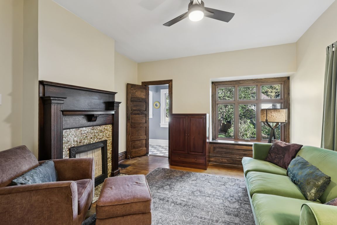 Breading Ave-S1010-010.jpg