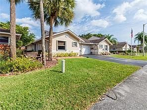 3rd image of 1129 W Lakes Drive