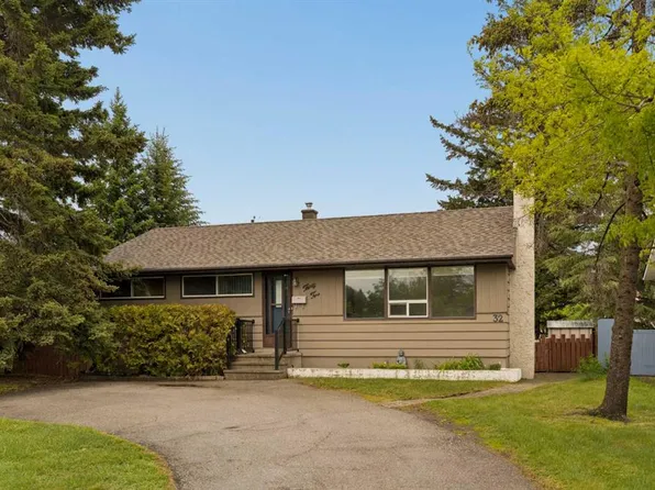 32 W Gladeview Cres SW, Calgary, AB T3E 4X8